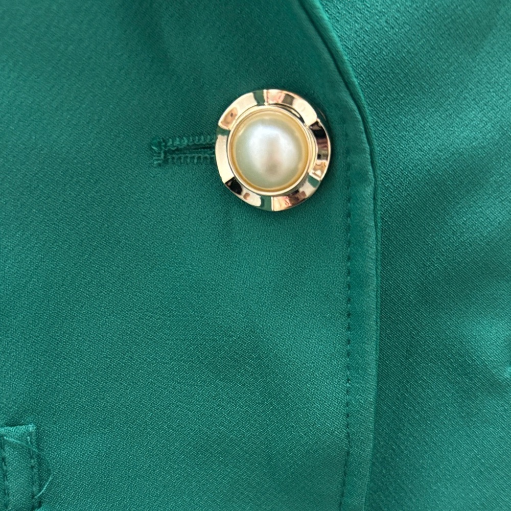 Stylish Green Blazer with Button Accents - Picture 3 of 6